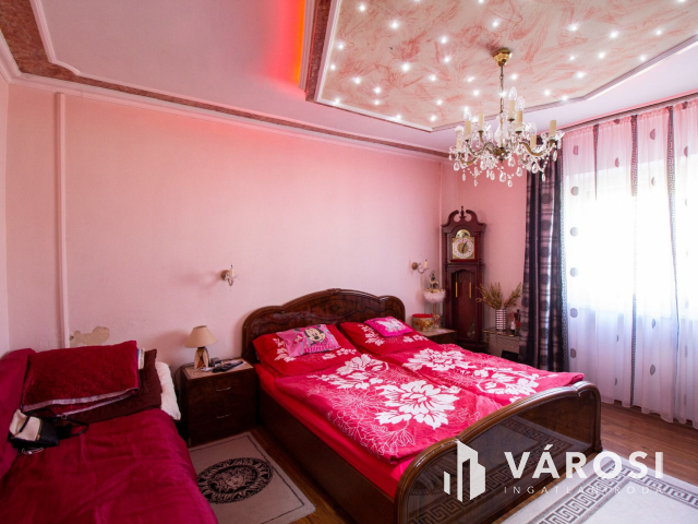 Ide bőröndel lehet költözni, berendezett.