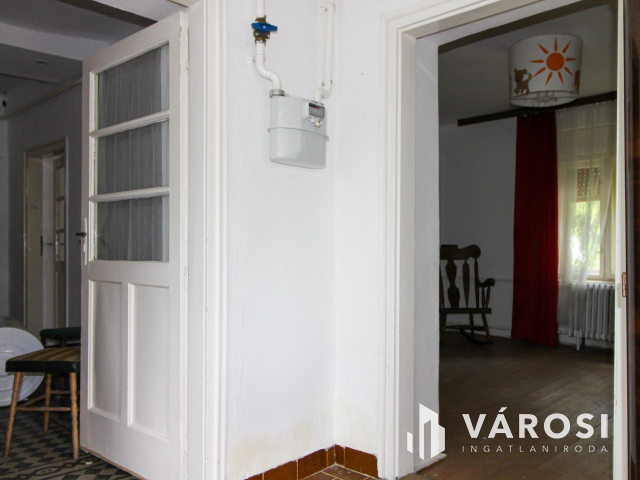 Megosztható telek, két családi házzal Únyon