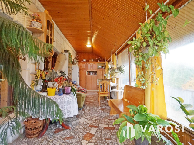 Két lakásos családi ház teljes szuterénnel eladó