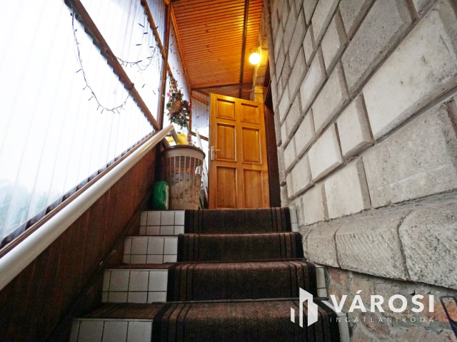 Két lakásos családi ház teljes szuterénnel eladó