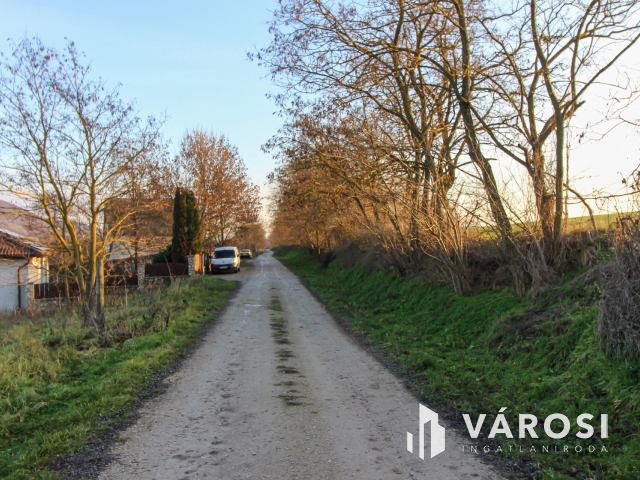 Panorámás építési telek Bajnán eladó