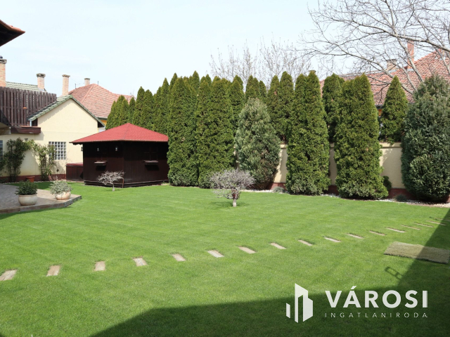 Exkluzív kétgenerációs családi ház Móra városrészen!