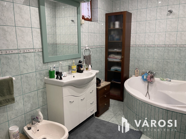 Igényes ház, kis udvarral frekventált helyen eladó