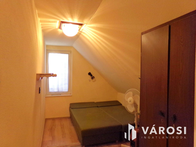 Gyulán belvárosi telek, két családi házzal eladó