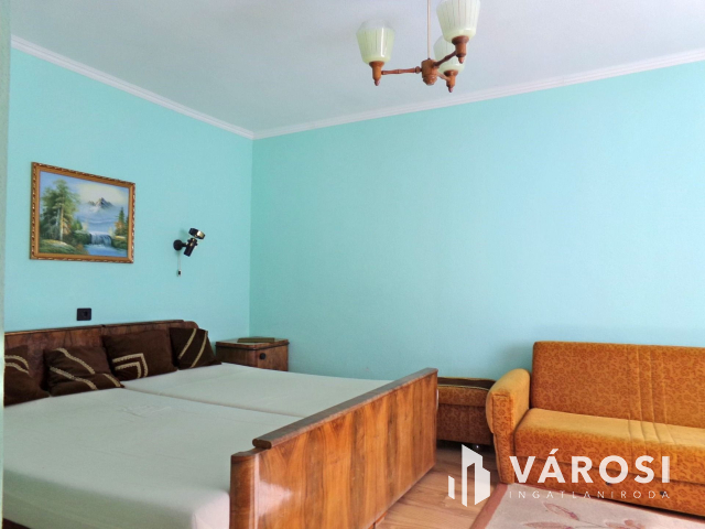 Gyulán belvárosi telek, két családi házzal eladó