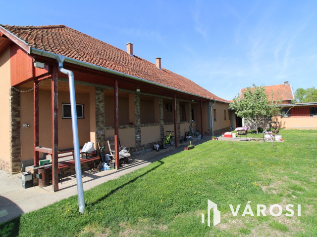 Ház tele lehetőségekkel, nagy telekkel, melléképülettel.