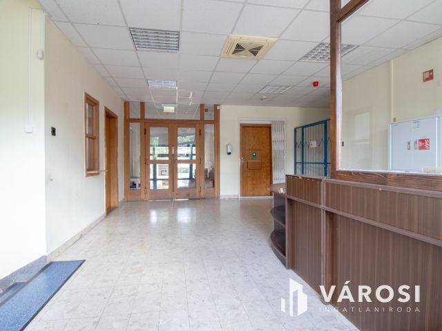 Telephely irodaházzal, 180 m2-es üzlettel és parkolókkal