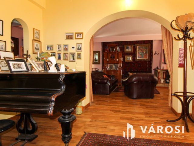 „Vállalkozása és családi háza egy helyen Bajnán.”