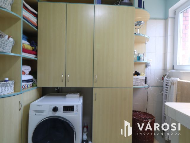 Bérkert utcai sorház, saját kertttel,garázzsal.