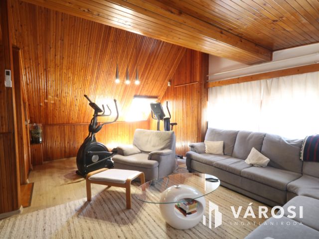 Bérkert utcai sorház, saját kertttel,garázzsal.