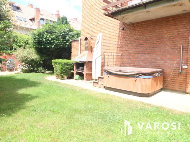 Bérkert utcai sorház, saját kertttel,garázzsal.