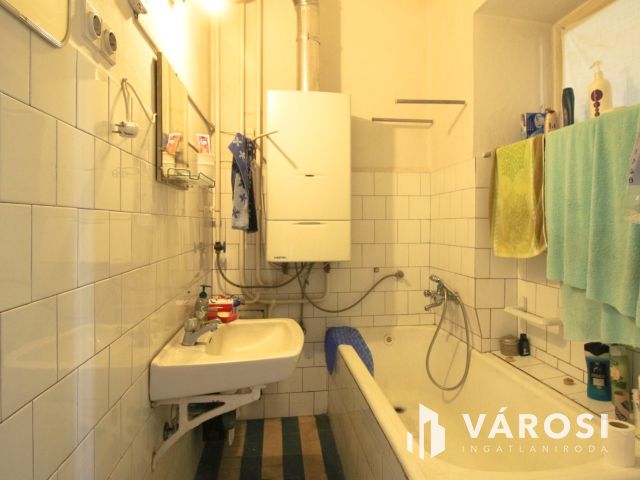 Kétgenerációs, nagypolgári családi ház eladó!