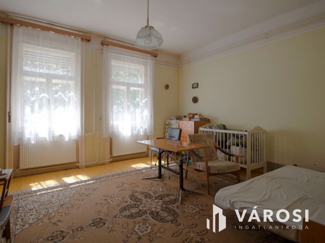 Kétgenerációs, nagypolgári családi ház eladó!