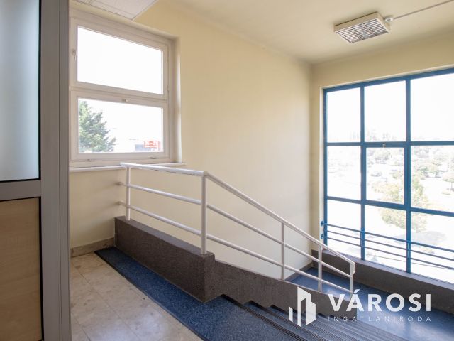 3 szintes, szintenként 512 m2-es irodaház 180 m2es raktárral