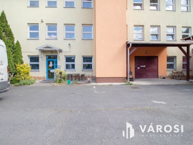 3 szintes, szintenként 512 m2-es irodaház 180 m2es raktárral