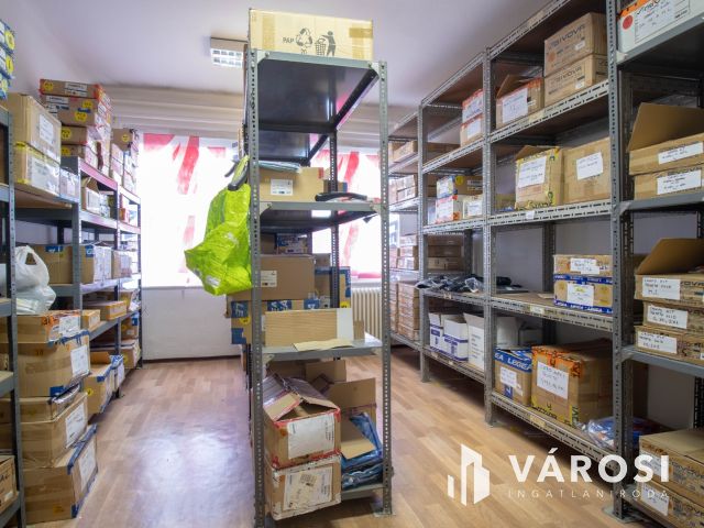 3 szintes, szintenként 512 m2-es irodaház 180 m2es raktárral