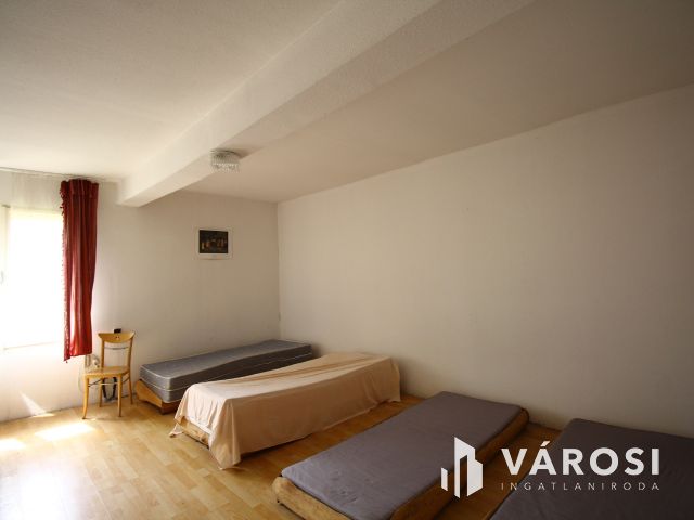 Madárcsicsergős tanya, nagy telekkel