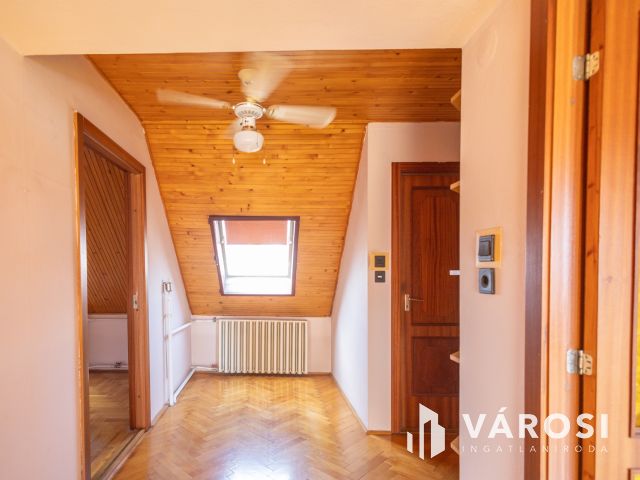 Jó szerkezetű kétgenerációs ház a Fürdőövezetben