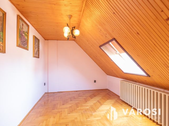 Jó szerkezetű kétgenerációs ház a Fürdőövezetben