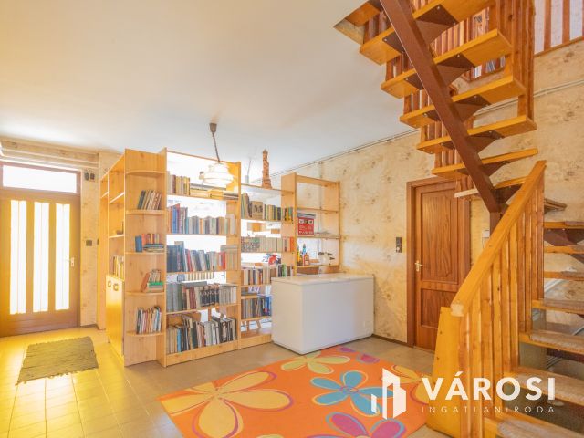 Jó szerkezetű kétgenerációs ház a Fürdőövezetben