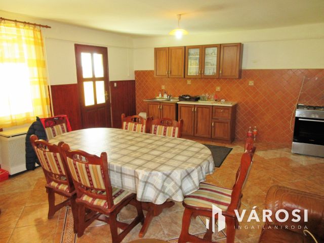 Felújított, belvárosi, polgári ház, hatalmas terasz, garázs!