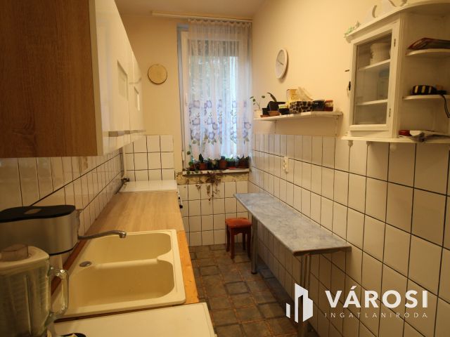 Földszinti lakás eladó az Attila utcában