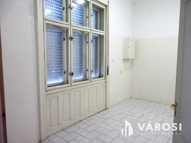 Üzlethelyiség Baján, a városközpontban! Lakással, garázzsal!