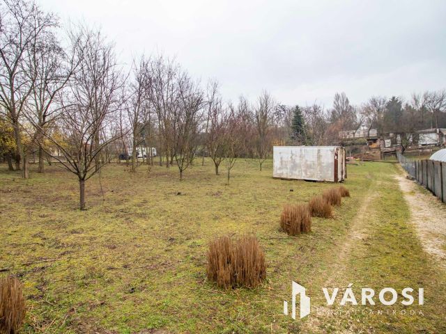 Pihenésre, gazdálkodásra, ottlakásra alkalmas zártkert