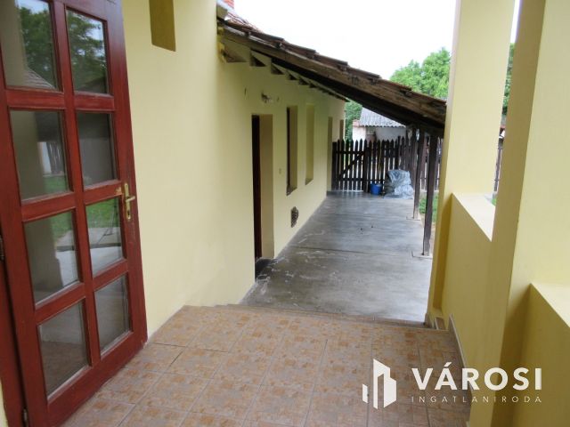 Felújított, belvárosi, polgári ház, hatalmas terasz, garázs!