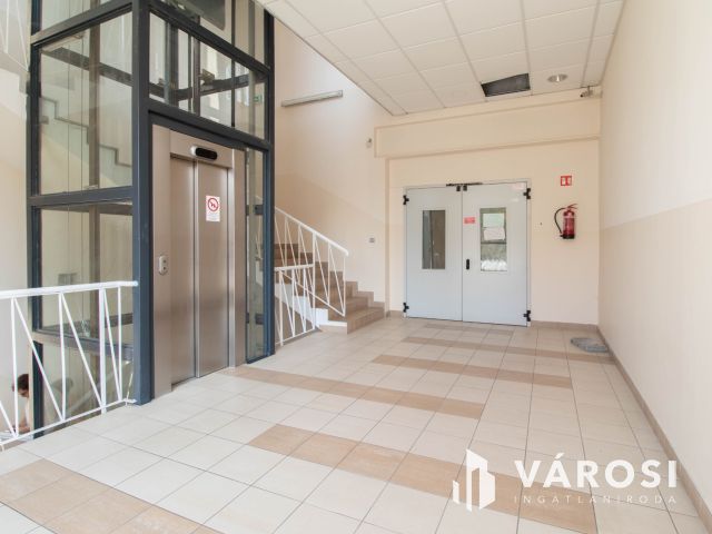 Újbudán 24 m2-es, felszerelt, bútorozott fogászati rendelő