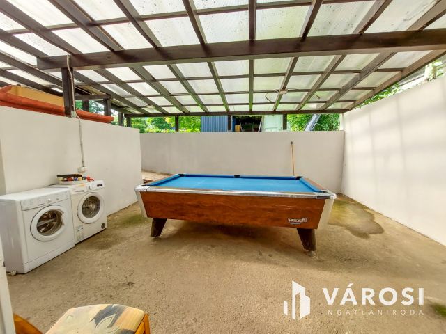 Eladó sok szobás családiház Velencén