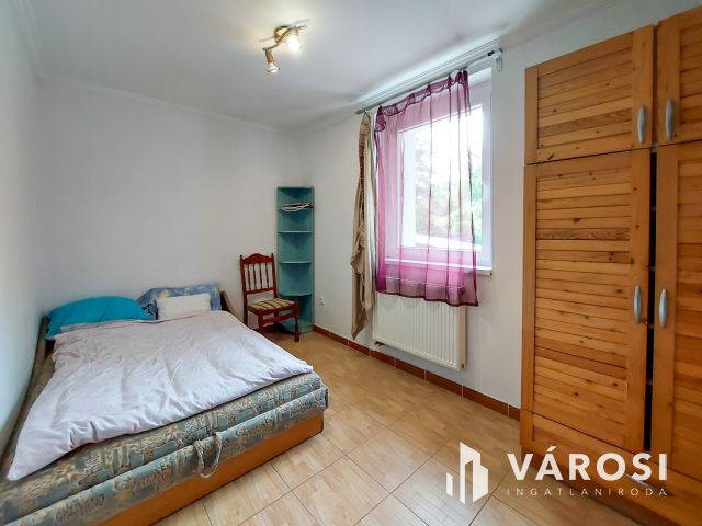 Eladó sok szobás családiház Velencén