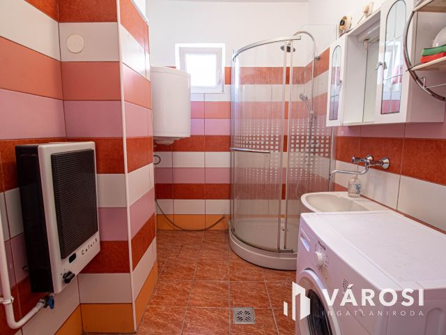 Belváros közeli udvari lakás zöld területtel, 2 garázzsal