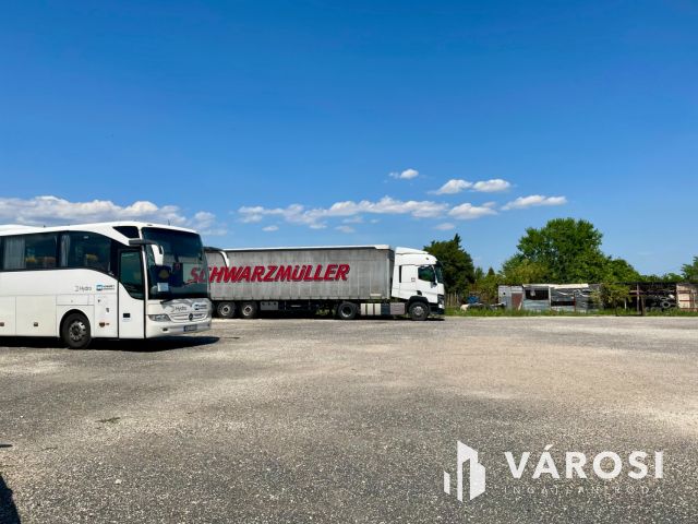 Forgalmas főút mellett telephely irodaépülettel eladó!