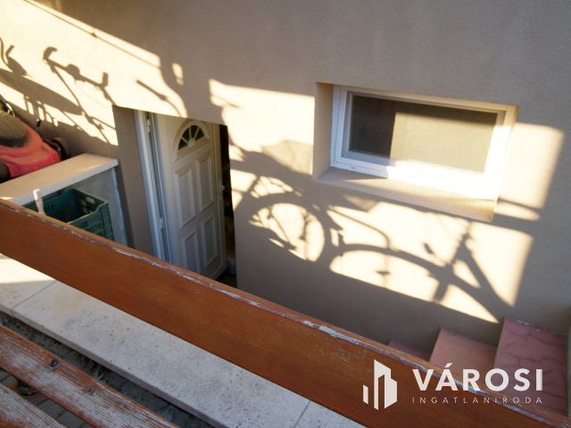 Nagy telkes, szuterénes családi ház eladó