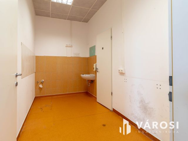 132 m2-es üzlet/bemutatóterem Csepel HÉV-állomástól 2 percre