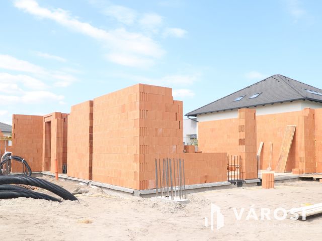 Mórahalom, kis sor-i lakóparkban lakások eladók.