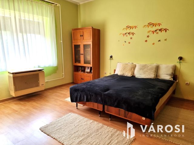 Költözhető állapotú, gondozott kertes ház, központi helyen