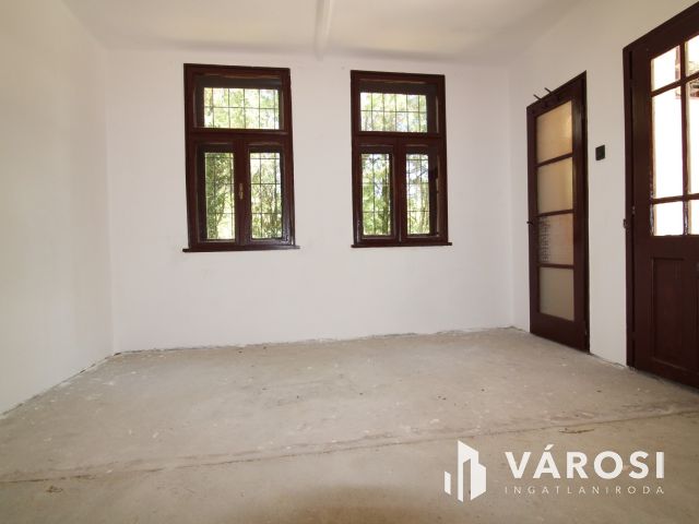 Nyaraló Gyula Szanazugban.