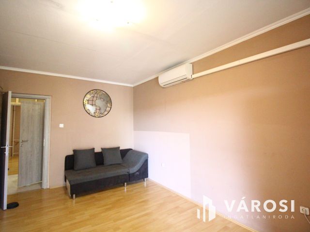 Orosházán a belvárosban 3 szobás panelt kínálok.