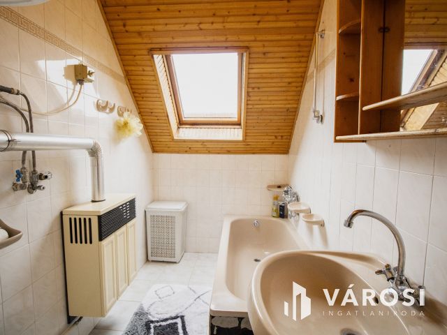 Napelemes, 2 szintes családi ház, haszonélvezettel Gyulán