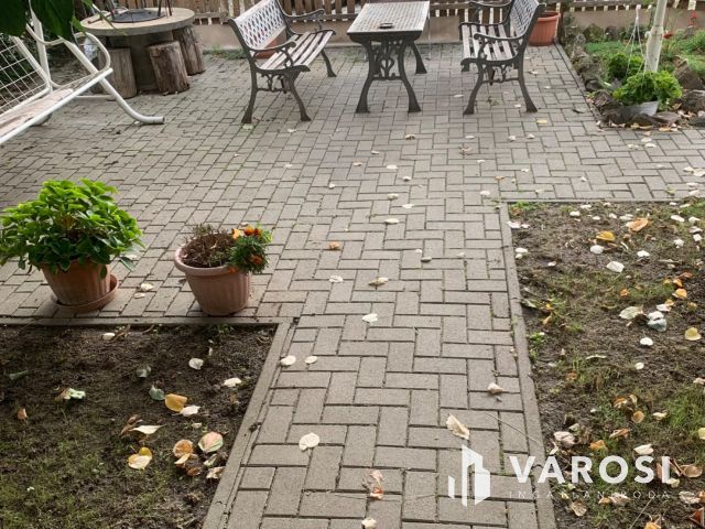 Debrecen-Józsán szép családi ház ,hatalmas műhellyel   eladó