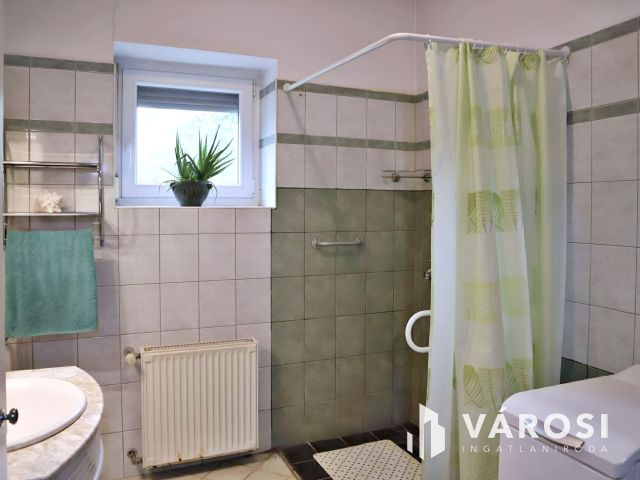 Eladó CSALÁDI HÁZ, pár lépésre a Balatontól !