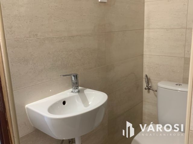 Egy  új, impozáns lakás eladó.