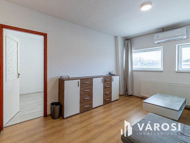 Remek lehetőség, eladó lakás fedett kocsibeállóval együtt