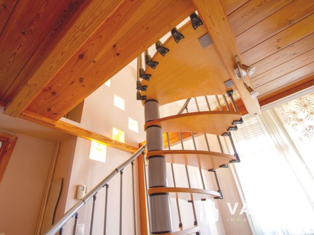 Belvárosi kuriózum lovasszoborral az ablak alatt