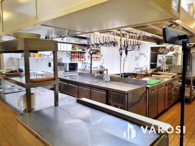 Kétszintes szállodai komplexum Békéscsaba szívében