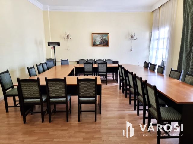 Kétszintes szállodai komplexum Békéscsaba szívében