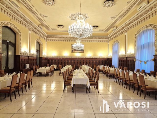 Kétszintes szállodai komplexum Békéscsaba szívében