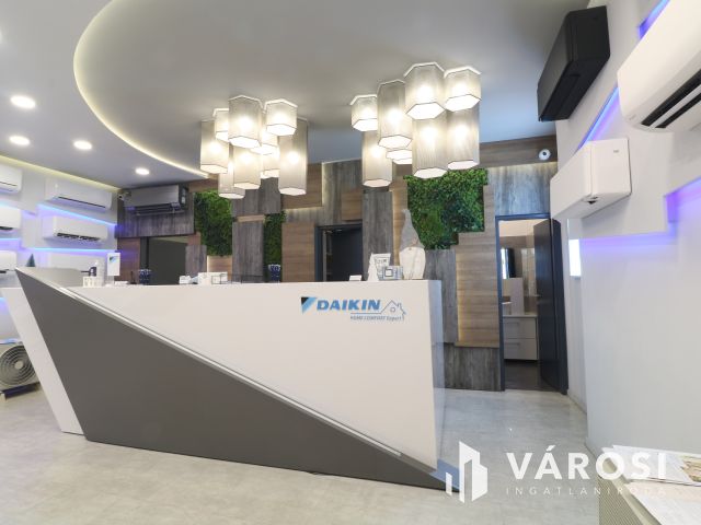 Utcafrontos,főldszinti,kirakatos szép üzlethelyiség eladó.